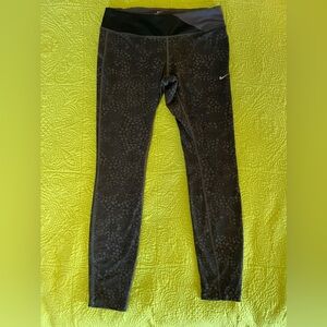 Nike Women’s Patterned Grey Dri-Fit Size Large Running Pants